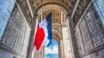 Drapeau français sous l’Arc de Triomphe, Paris, France 