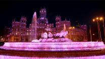 La fontana di Cibeles e il municipio di Madrid illuminati per la Giornata internazionale della donna, Madrid 