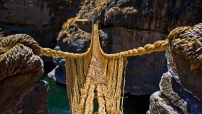 【2016-11-05】 别害怕，穿过这座绳桥 阿普里马克河悬着的印加绳桥， 秘鲁 (© Wigbert Roth/Getty Images)
