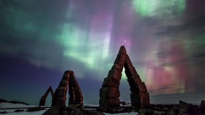 【2016-11-09】 璀璨夺目的彩色光带 北极地区Raufarhöfn上空的斑斓极光，冰岛 (© Stian Rekdal/Nimia)