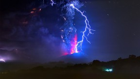 爆发中的卡尔布科火山，智利，2015年4月 (© Martin Bernetti/AFP/Getty Images)(2016-11-23)