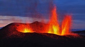 【2016-10-25】 喷涌而出的红色光热 爆发中的艾雅法拉火山，冰岛 (© moodboard/Cultura/Getty Images)