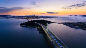 旧金山-奥克兰海湾大桥和其背后的旧金山，加利福尼亚州 (© Engel Ching/Alamy)(2016-11-29)