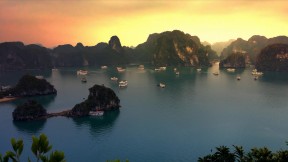 【2016-10-19】 残阳夕照  落日余晖 下龙湾的日落， 越南 (© Banana Republic Images/Shutterstock)
