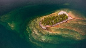 苏必利尔湖的岩石小岛鸟瞰图，桑德贝市，加拿大安大略省 (© Rolf Hicker/Getty Images)(2016-09-11)