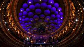 【2016-10-02】 “蘑菇”似的吸声板 皇家阿尔伯特音乐厅顶部的吸声板，英国伦敦 (© chrisstockphotography/Alamy)