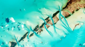 【2016-10-04】 海中的“热带雨林” 从国际空间站拍摄到的位于大埃克苏马群岛西侧小岛的珊瑚礁，巴哈马 (© NASA)