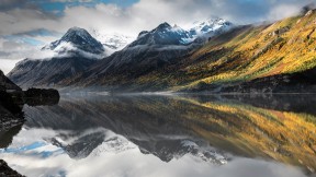 【2016-10-23】 山羊奶一样的湖 【今日霜降】西藏昌都市然乌湖 (© Yuanping/iStock/Getty Images Plus)