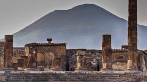 【2016-08-24】 掩埋庞贝的火山 朱庇特神庙和来自庞贝古城的维苏威火山，意大利 (© Design Pics Inc/REX/Shutterstock)