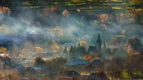 【2016-10-27】 薄雾下的吸血鬼故乡 薄雾笼罩的特兰西瓦尼亚乡村，罗马尼亚 (© Alex Robciuc/REX/Shutterstock)