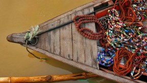 【2016-10-16】 静谧的印度圣河 恒河里的一条船，瓦拉纳西，印度 (© David Santiago Garcia/Aurora Photos)