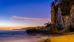 维多利亚海滩边的灯塔，拉古纳海滩，加利福尼亚州 (© Jon Bilous/Shutterstock)(2016-11-27)