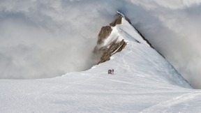 【2017-06-09】 冰川云集地 伯尔尼兹阿尔卑斯山脉上的登山队员，瑞士 (© Alun Richardson/plainpicture)