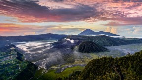 【2017-05-27】 神圣壮观 如梦如幻 浓烟滚滚的布罗莫火山，印度尼西亚爪哇岛东部 (© Shutterstock)