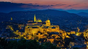 从匈牙利布达佩斯的盖勒特山看到的布达城堡 (© Ionut David/Alamy)(2017-11-06)