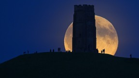 格拉斯顿伯里高冈上方升起的月亮，英国 (© Matt Cardy/Getty Images)(2017-07-20)