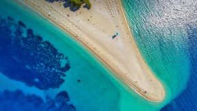 布拉奇岛上的尖角海滩，克罗地亚 (© mbbirdy/E+/Getty Images)(2017-08-17)