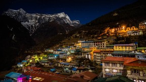 在南崎巴札小镇上方矗立的Kongde Ri山峰，萨加玛塔国家公园，尼泊尔 (© Andrew Peacock/Aurora Photos)(2017-01-14)