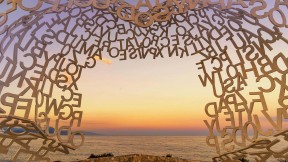 【2017-10-20】 “思想也可以被触摸” 由艺术家荷梅·潘萨设计的流浪者雕像的内部细节，法国昂蒂布 (© travelstock44/Alamy)