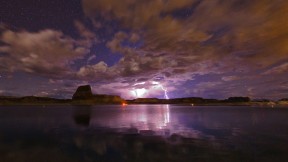 鲍威尔湖上空的雷暴，美国亚利桑那州 (© Babak Tafreshi/Getty Images)(2017-05-22)