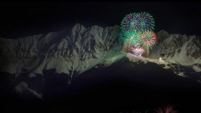 新年前夕的烟花，奥地利诺德凯特山脉 (© imageBROKER/Alamy)(2017-12-31)