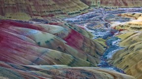 【2017-08-29】 上帝打翻的调色盘 俄勒冈州内的“彩绘山丘”，美国 (© David Henderson/plainpicture)