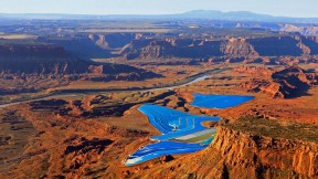 摩押附近的沙漠中的钾蒸发池，美国犹他州 (© Jassen Todorov/Solent News/REX/Shutterstock)(2017-12-02)