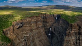 【2017-02-17】 大自然的孩子 普托拉纳高原大峡谷里的瀑布，俄罗斯 (© Sergey Gorshkov/Minden Pictures)