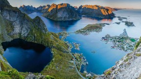 莫斯克内斯岛雷讷村雷纳布林根山岭的景观，挪威 (© David Varga/Shutterstock)(2017-07-25)
