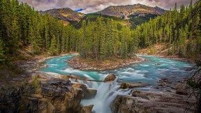 【2017-07-01】 大自然的鬼斧神工 贾斯珀国家公园内的辛华达瀑布，加拿大艾伯塔省 (© Mana Arabi/Shutterstock)