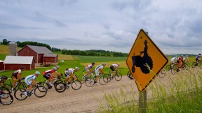 【2017-06-15】 速度与激情的碰撞 美国Dairyland自行车巡回赛的参赛手，威斯康星州丰迪拉克县附近 (© Jeffrey Phelps/Aurora Photos)