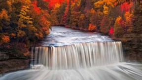 【2017-10-25】 会色彩搭配的大瀑布 塔库梅隆瀑布州立公园内的塔库梅隆瀑布，美国密歇根州 (© Matt Anderson Photography/Getty Images)