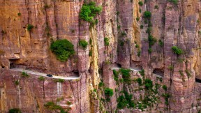 【2017-05-08】 将登太行雪满山 太行山郭亮隧道，中国河南 (© View Stock/Offset)