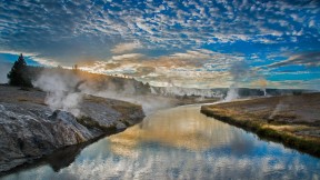 黄石国家公园内的火洞河，美国怀俄明州 (© Bryan Jolley/Tandem Stills + Motion)(2017-08-20)