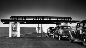 抵达沃尔镇Fly-in Drive-in剧场的观众，美国新泽西州 (© Martha Holmes/Time Life Pictures/Getty Images)(2018-06-06)