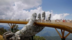 【2018-09-29】 佛手托起的仙境 “如来大手”托起的金桥，越南岘港 (© REUTERS/Kham TPX)