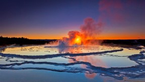 大喷泉间歇泉，美国怀俄明州黄石国家公园 (© lightpix/iStock/Getty Images Plus)(2018-01-09)