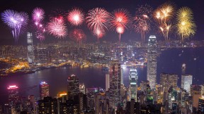 【今日除夕】璀璨烟花迎新年，中国香港 (©Thanapol Kuptanisakorn/ Alamy Stock Photo)(2018-02-15)