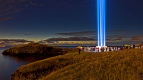 【2018-09-21】 真正的和平与爱 梦想和平塔，冰岛雷克雅未克 (© Arctic Images/Alamy)