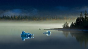 门登霍尔湖上的冰山，美国阿拉斯加州 (© John Hyde/age fotostock)(2018-10-18)