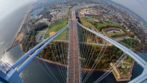 韦拉札诺海峡大桥上的赛跑者，美国纽约州 (© David Madison/Getty Images)(2018-11-04)