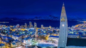 【2018-12-13】 世界尽头的洒脱都市 雷克雅未克的夜景 (© Arctic-Images/Corbis Documentary/Getty Images)