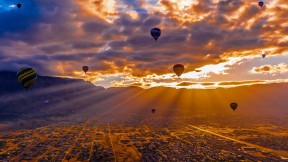 【2018-10-08】 一件浪漫的小事儿 冉冉升起的热气球，美国新墨西哥州 (© Blaine Harrington III/Alamy)