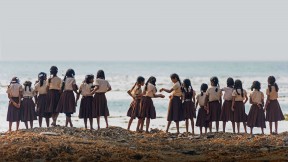 沙滩上的女学生们，印度喀拉拉邦 (© imageBROKER/Alamy)(2018-10-11)