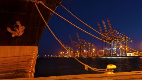 【2018-09-27】 你不知道大海的孤独 夜色下停靠在开普敦港口的轮船，南非开普敦 (© Zero Creatives/Science Photo Library)