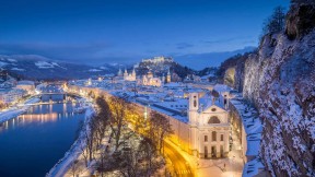 【2018-12-24】 冰雪中的童话世界 萨尔茨堡，奥地利 (© MacEaton/Alamy)