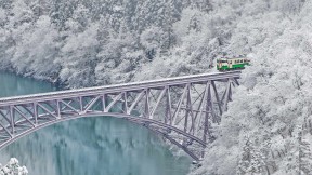 【今日大寒】一列穿越三岛村附近只见川的火车，日本 (© Nuttapoom Amornpashara/Getty Images)(2018-01-20)
