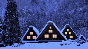 【2018-12-07】 冬日狂想曲 【今日大雪】被大雪覆盖的合掌屋，日本白川乡 (© Toyofumi Mori/Getty Images)