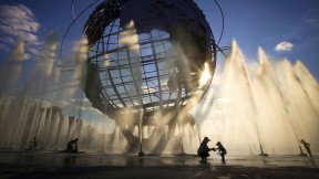 法拉盛草原可乐娜公园内的地球仪，美国纽约市皇后区 (© Carlo Allegri/Reuters)(2018-08-27)