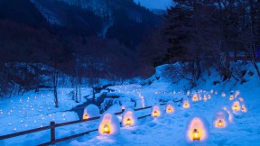 【2019-02-15】 冬季限定景色 汤西川温泉雪屋祭，日本栃木县 (© Em7/Shutterstock)